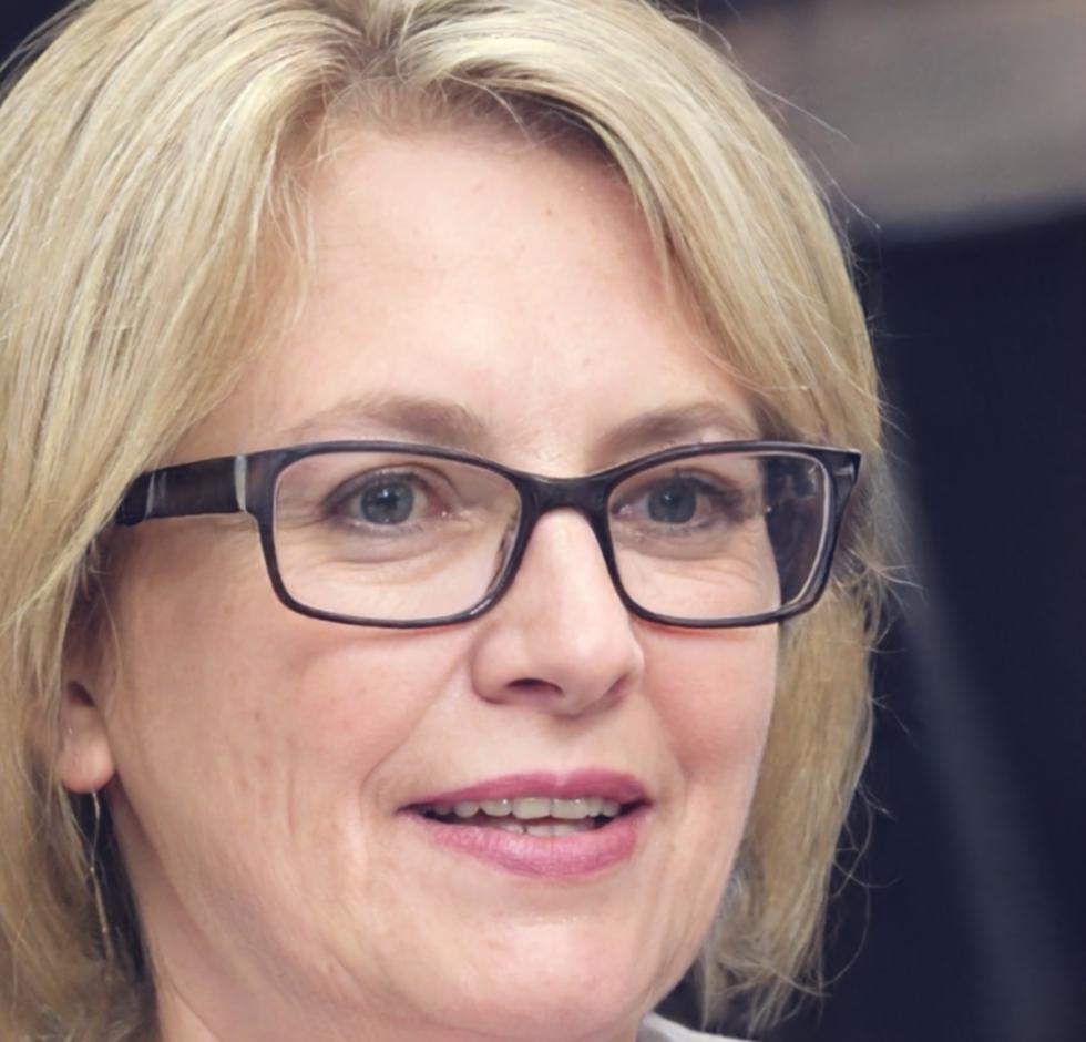 Coordinadora académica Laia Ordóñez revisando proyectos