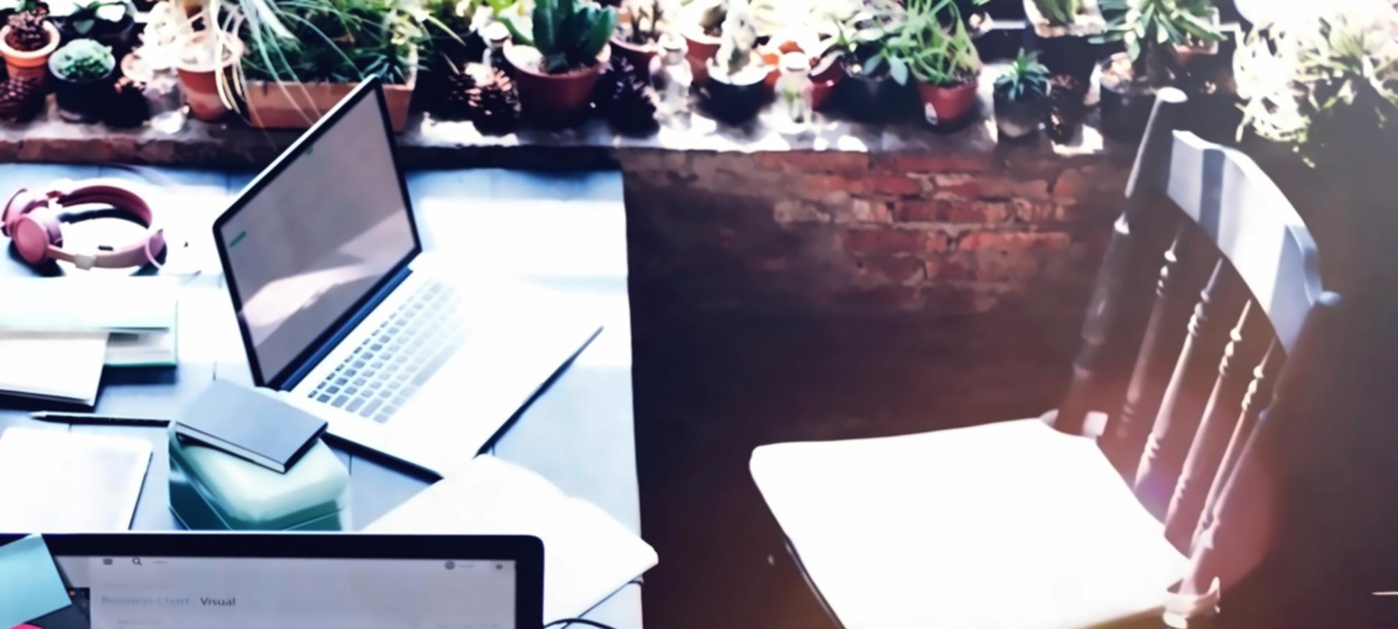 Estudiante trabajando con algoritmos de aprendizaje por refuerzo en computadora